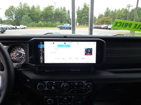Used 2024 Jeep Wrangler Unlimited Sahara w/ Technology Group AWD/4WD image 65
