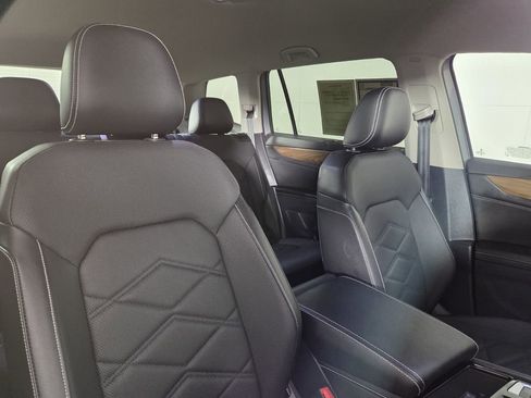 Used 2025 Volkswagen Atlas SE image 33