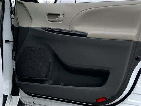 Used 2014 Toyota Sienna LE image 22