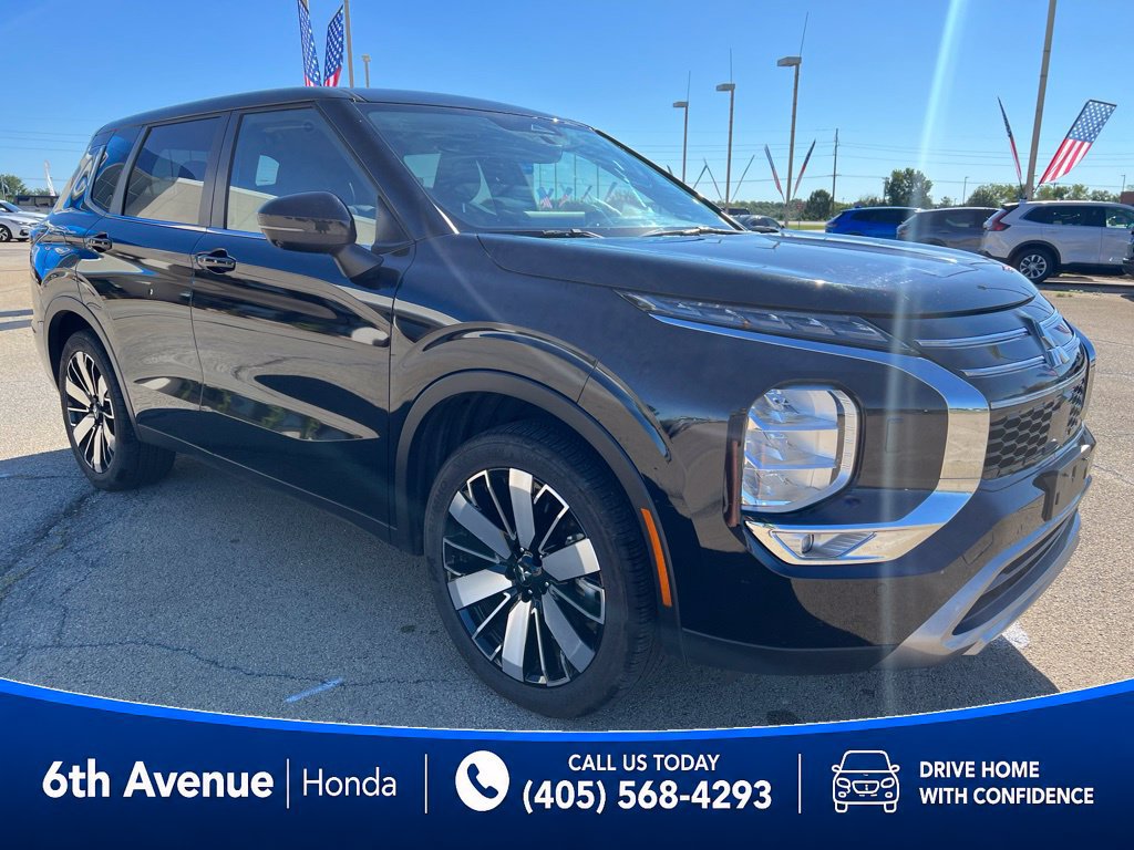 Used 2025 Mitsubishi Outlander SE AWD/4WD image 3