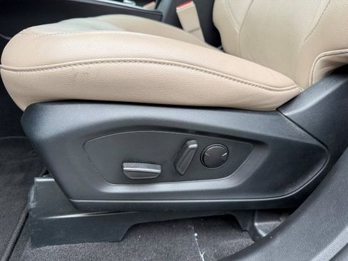 Used 2023 Ford Explorer Limited image 13