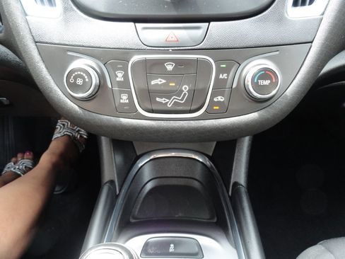 Used 2018 Chevrolet Malibu LT FWD image 17