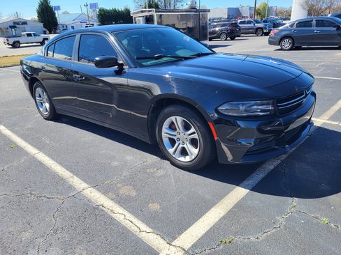 Used 2016 Dodge Charger SE image 3