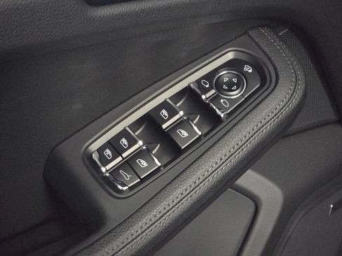 Certified 2025 Porsche Macan AWD/4WD image 34