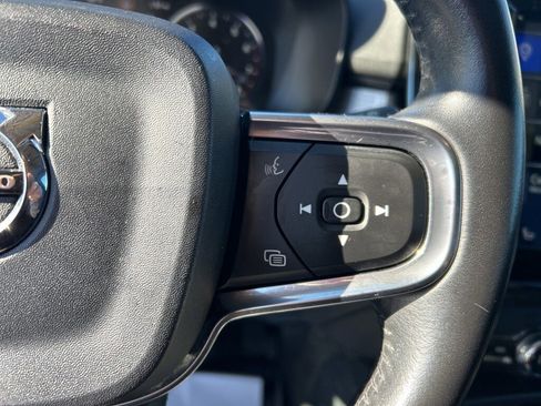Used 2019 Volvo XC40 T5 Momentum image 9