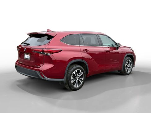 Used 2021 Toyota Highlander XLE image 5
