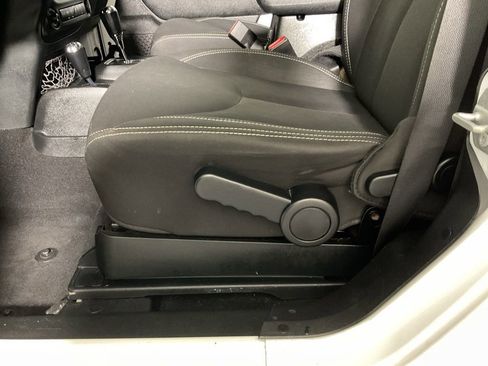 Used 2018 Jeep Wrangler Sahara image 19