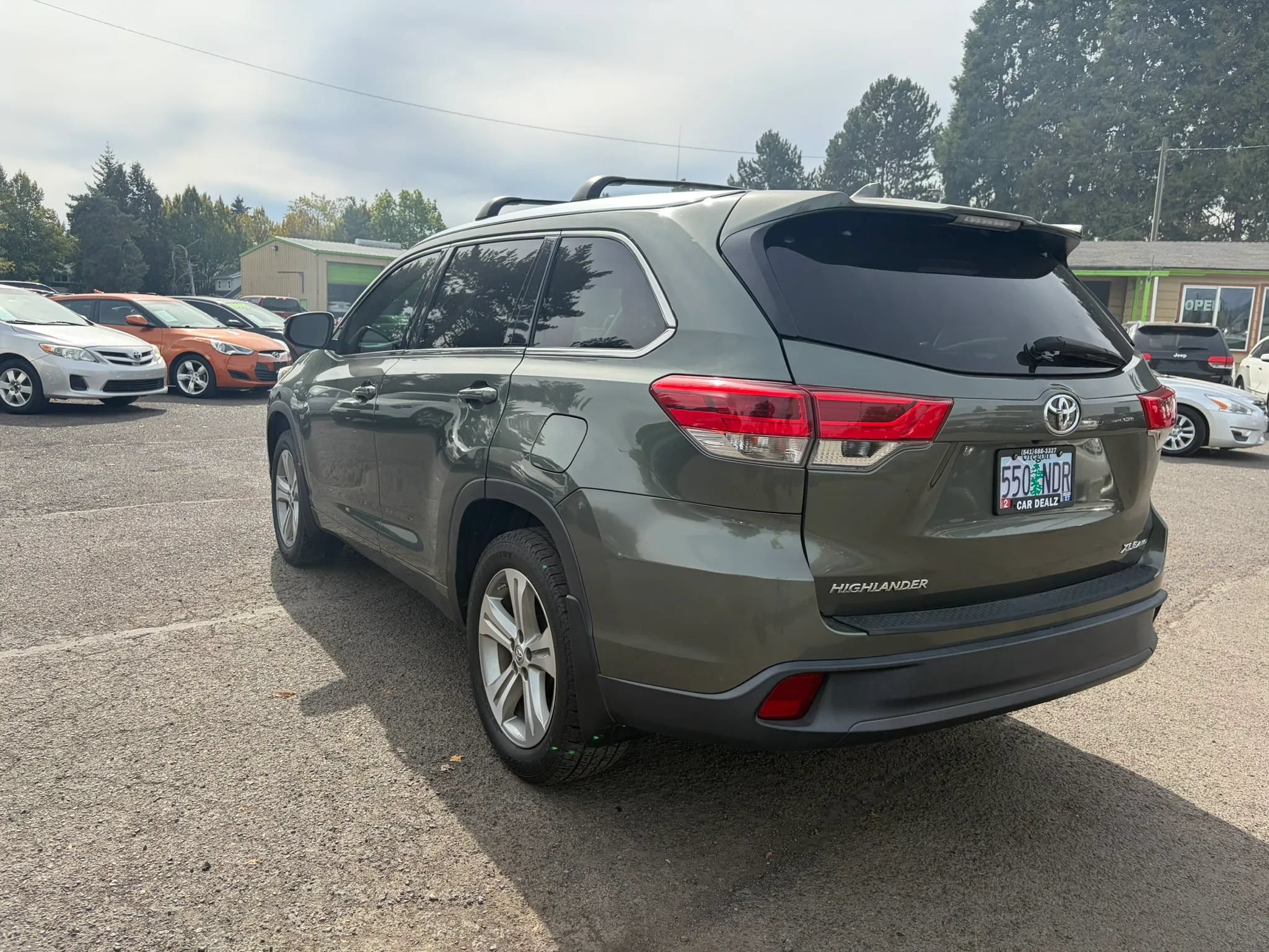 Used 2018 Toyota Highlander XLE AWD/4WD image 5