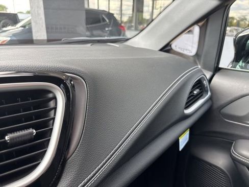 New 2026 Chrysler Pacifica Select image 25