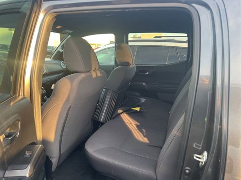 Used 2018 Toyota Tacoma TRD Sport w/ Technology Package image 11