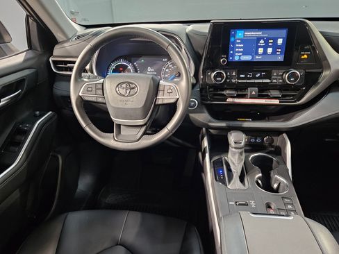 Certified 2025 Toyota Highlander XLE image 9