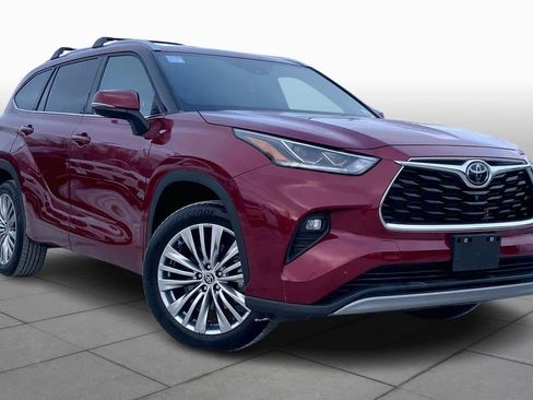 Used 2023 Toyota Highlander Platinum image 3