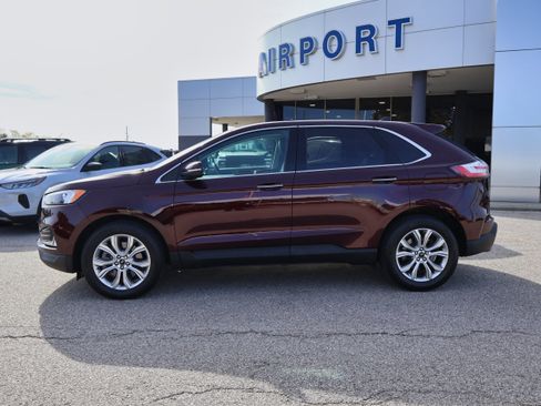 Used 2024 Ford Edge Titanium image 2