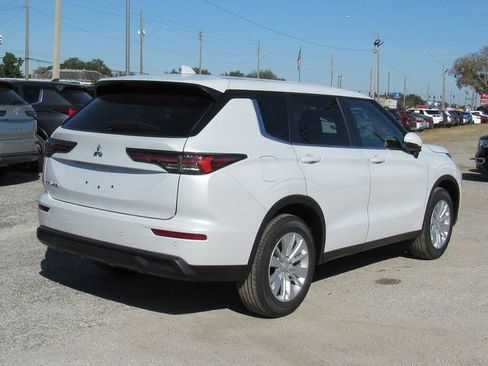 New 2026 Mitsubishi Outlander ES image 3