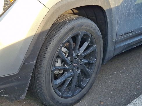 Used 2023 GMC Terrain SLE w/ Driver Convenience Package image 7