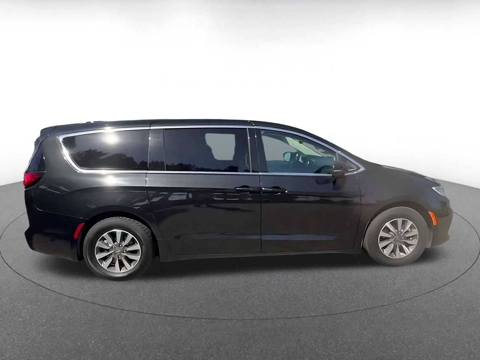 Used 2023 Chrysler Pacifica Touring-L FWD image 15