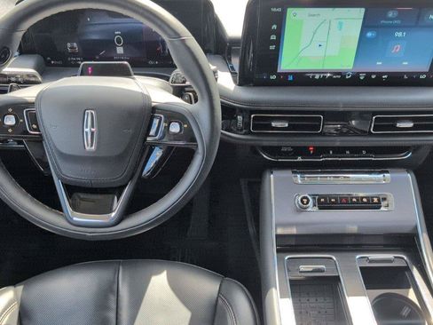 Used 2025 Lincoln Aviator AWD image 32