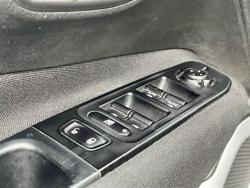 Used 2021 Jeep Renegade Latitude AWD/4WD image 18