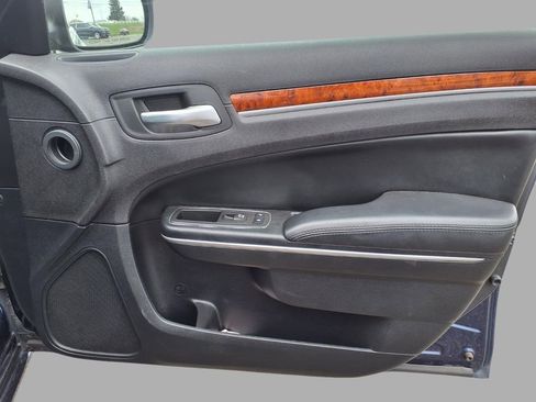 Used 2014 Chrysler 300 AWD w/ Driver Convenience Group image 10