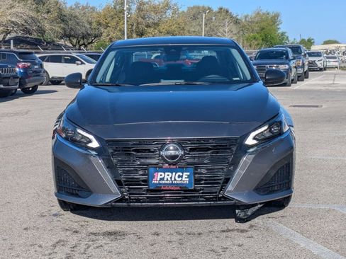 Used 2024 Nissan Altima 2.5 SV image 2