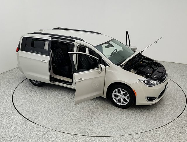 Used 2017 Chrysler Pacifica Touring-L w/ Tire & Wheel Group FWD image 18