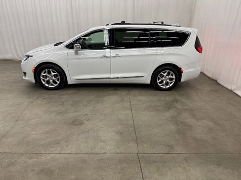 Used 2020 Chrysler Pacifica Limited image 31