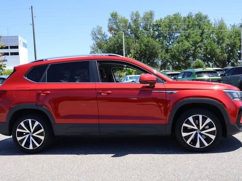 Certified 2022 Volkswagen Taos SE w/ Panoramic Sunroof Package image 9