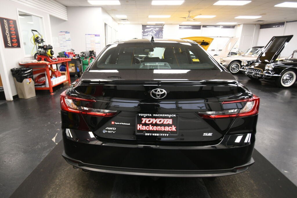 Used 2025 Toyota Camry SE w/ Convenience Package AWD/4WD image 7
