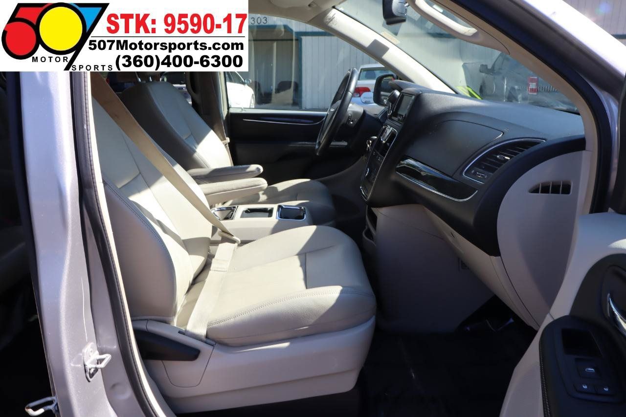 Used 2013 Chrysler Town & Country Touring FWD image 20