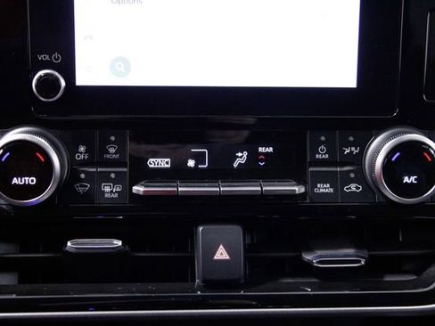 Used 2024 Toyota Highlander LE image 31