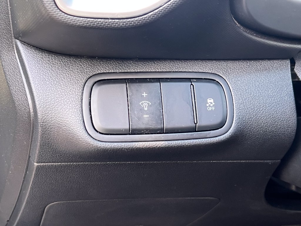 Used 2025 Hyundai Venue SEL FWD image 19