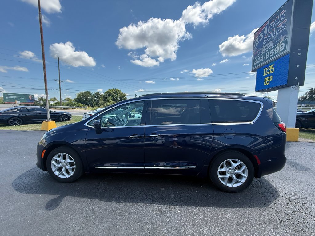 Used 2017 Chrysler Pacifica Touring-L w/ Tire & Wheel Group FWD image 7