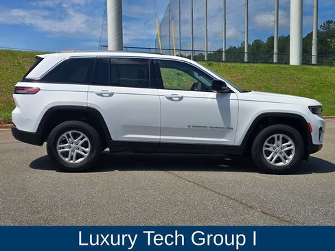 Used 2023 Jeep Grand Cherokee Laredo w/ Luxury Tech Group I AWD/4WD image 3