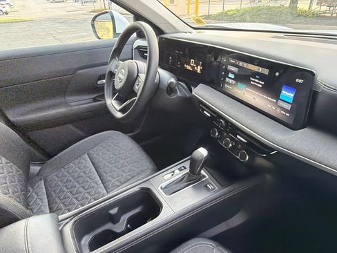 Used 2025 Nissan Kicks SV AWD/4WD image 28