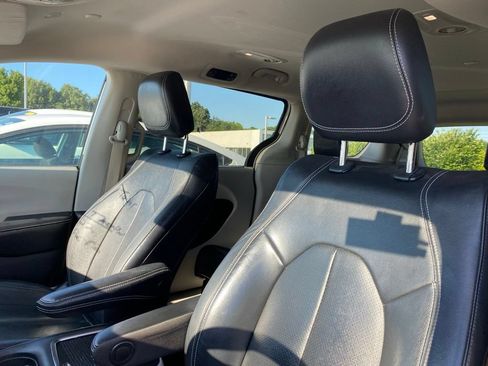 Used 2022 Chrysler Pacifica Touring-L FWD image 9