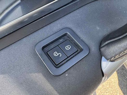 Used 2018 Land Rover Discovery Sport HSE image 26