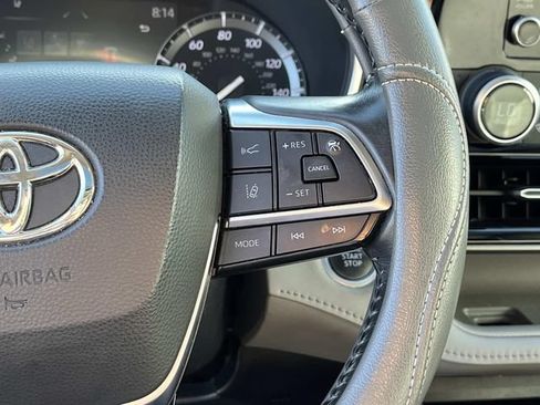 Used 2021 Toyota Highlander XLE AWD/4WD image 32