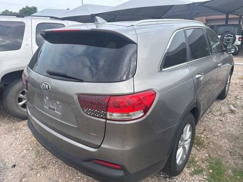 Used 2017 Kia Sorento FWD w/ LX Convenience Package image 3