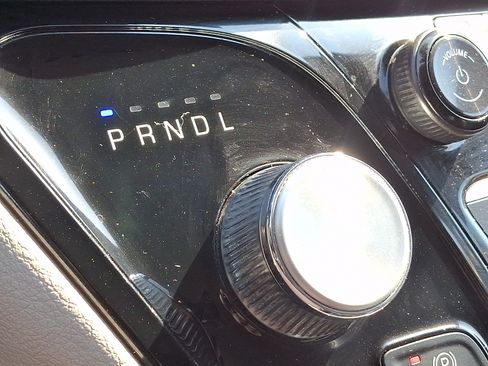 Used 2023 Chrysler Pacifica Touring-L FWD image 14
