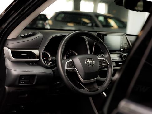 Used 2022 Toyota Highlander XLE AWD/4WD image 14