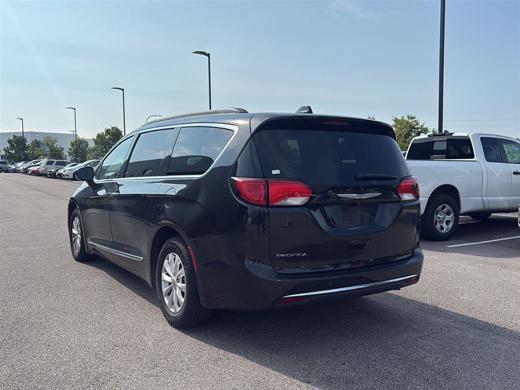 Used 2017 Chrysler Pacifica Touring-L FWD image 6