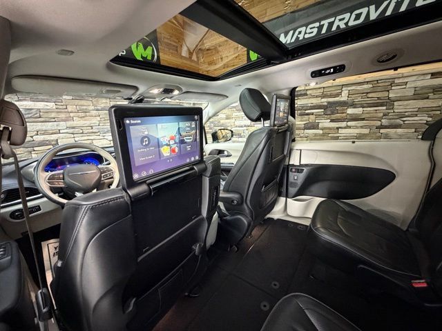 Used 2017 Chrysler Pacifica Limited w/ UConnect Theater Package FWD image 30