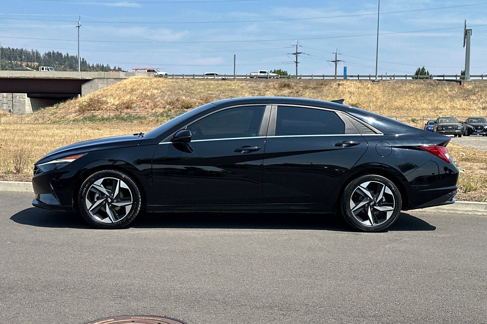Used 2022 Hyundai Elantra Limited w/ Cargo Package FWD image 6