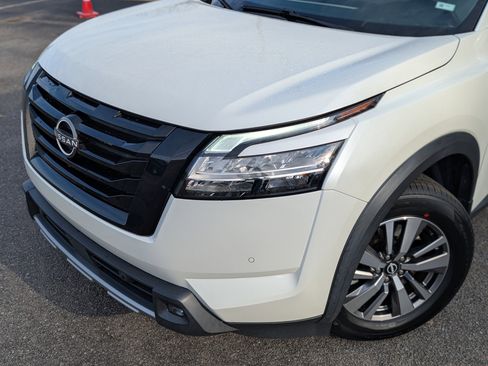 Used 2022 Nissan Pathfinder SL w/ Lighting Package (N92) image 13