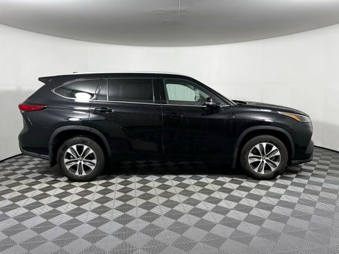 Certified 2022 Toyota Highlander XLE image 4