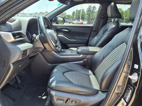 Used 2023 Toyota Highlander XSE FWD image 15