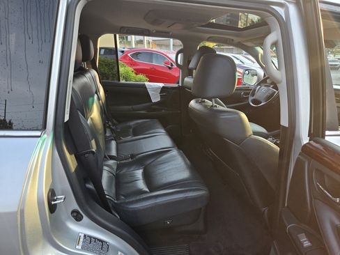 Used 2011 Lexus LX 570 4WD w/ Luxury Pkg image 31