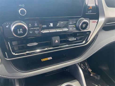Certified 2024 Toyota Highlander XLE FWD image 19