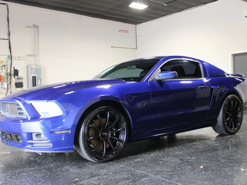 Used 2014 Ford Mustang GT RWD image 7