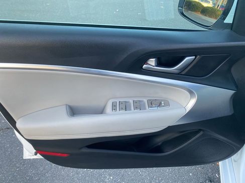 Used 2025 Genesis G70 2.5T image 10